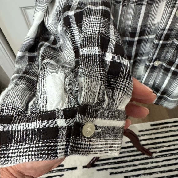 LOFT EUC❤️ Black and White Plaid Relaxed Buttoned Blouse with detailed neck - Picture 7 of 10
